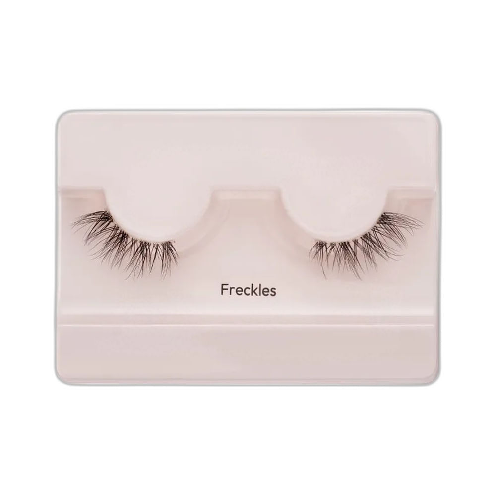 Cílios postiços Kiss New York The New Natural Metadinha Freckles fora da embalagem, sobre fundo branco